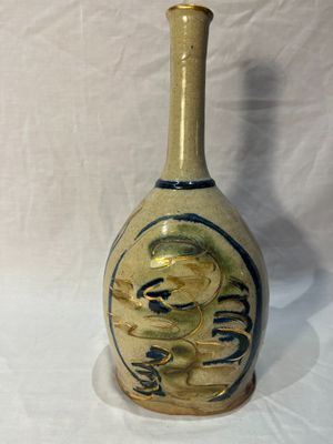 un petit vase orné d'un dragon, posé sur une table