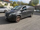 Une fourgonnette Mercedes Classe V garée sur un parking avec d'autres voitures