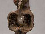 une image représentant une sculpture représentant un vase contenant une ampoule