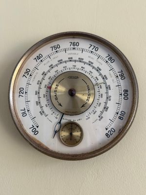 un gros plan d'un thermomètre accroché au mur