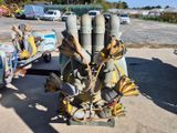 un gros moteur sur une remorque dans un parking
