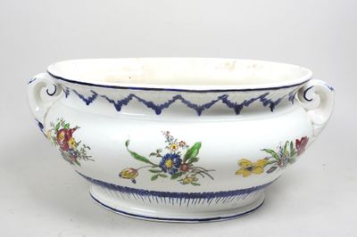 un bol blanc orné d'une bordure bleue et de fleurs