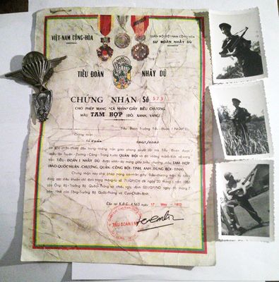 un vieux document sur lequel figure la photo d'un soldat