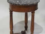 une vieille table en bois avec un plateau en marbre sur fond blanc