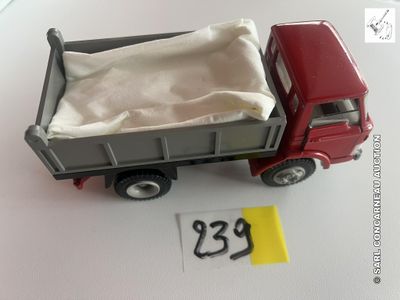 un camion jouet posé sur une table
