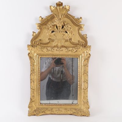 un cadre doré avec un miroir et une personne en train de prendre une photo