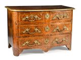 une commode en bois avec de nombreux tiroirs