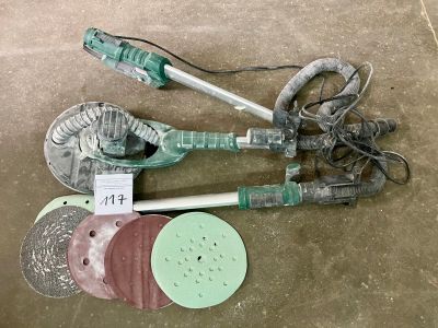 un grand nombre d'outils posés sur le sol