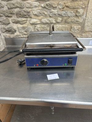 une image représentant une table sur laquelle est posée une plaque chauffante