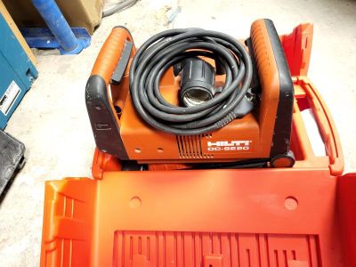 une boîte à outils orange contenant un tuyau et une boîte à outils rouge