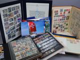 beaucoup de timbres dans un album posé sur une table