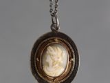 Gros plan sur un collier portant l'image d'une femme
