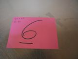 un post-it rose sur lequel est inscrit le chiffre six