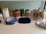 une table sur laquelle sont posées de nombreuses tasses et assiettes