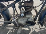 une vieille moto garée dans la rue