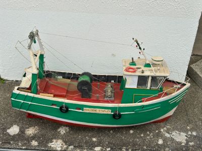 Maquette en bois d'un chalutier (longueur 600 mm)