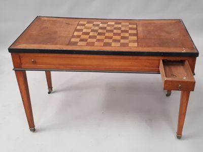 une vieille table d'échecs en bois sur laquelle est posé un damier