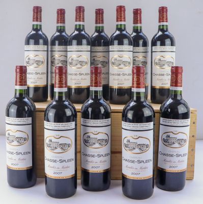 six bouteilles de vin rouge sont alignées dans une caisse en bois