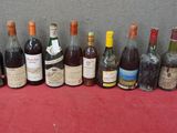 plusieurs bouteilles de vin sont alignées sur une table