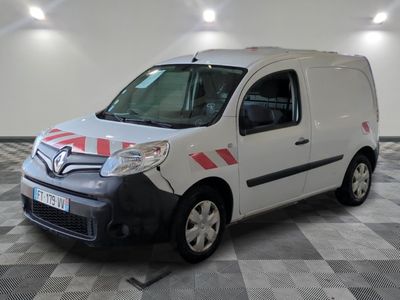 la photo d'une camionnette blanche garée dans un garage