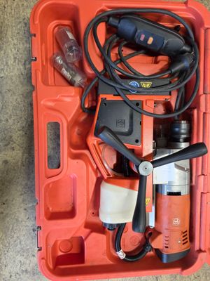 une boîte à outils contenant des outils, posée sur le sol