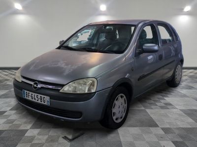 la photo d'une voiture argentée garée dans un garage
