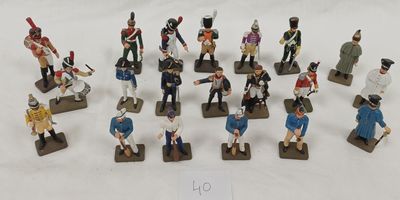 de nombreuses figurines de différentes tailles et couleurs