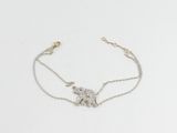 un bracelet en chaîne d'argent orné d'un petit éléphant