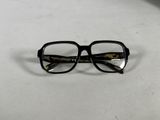 une paire de lunettes posée sur une surface blanche