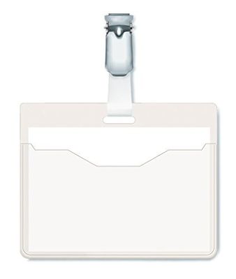 un gros plan sur un badge nominatif fixé à une carte blanche