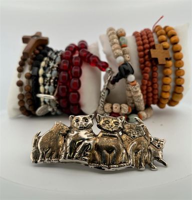 Beaucoup de bijoux divers dont des colliers de perles. - Photo 1