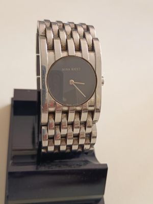 Montre NINA RICCI vintage fonctionnelle.