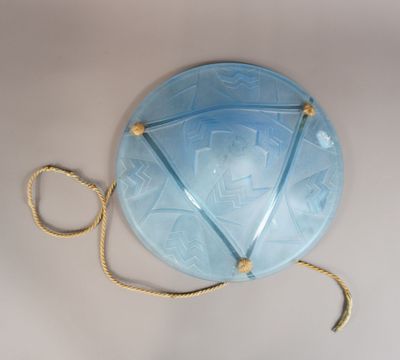 un objet en verre bleu auquel est attachée une corde