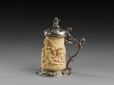 une chope en argent et ivoire ornée d'une scène