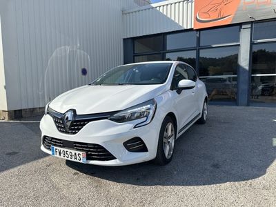 une voiture blanche garée devant un immeuble, devant un immeuble