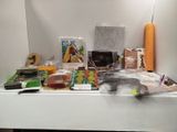 une table sur laquelle se trouvent de nombreux objets