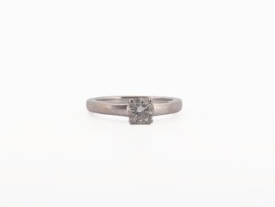gros plan d'une bague en diamant sur fond blanc