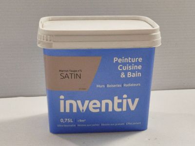 un récipient d'« inventitiv » posé sur une table