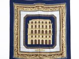 un gros plan d'un foulard carré sur lequel figure l'image d'un bâtiment