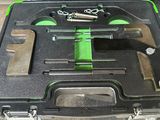 une mallette contenant des outils, posée sur une table