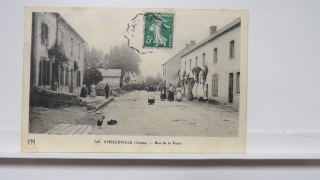 Vieilleville : Rue de la Poste (HM 508). Pli coin sup gauche.