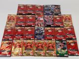 une pile de cartes d'anime empilées les unes sur les autres