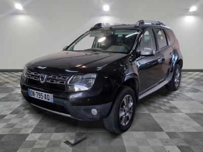 une photo d'un 4x4 noir garé dans un garage