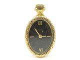 une horloge en or avec des chiffres romains sur le cadran