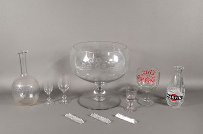 un grand nombre d'objets posés sur une table