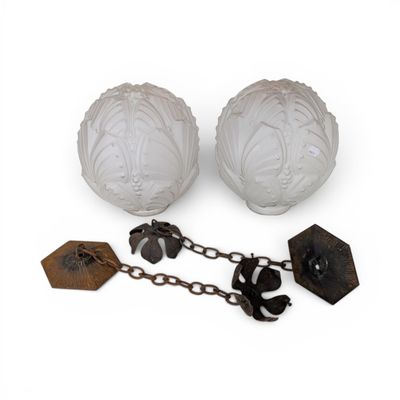 paire de lampes anciennes en verre taillé, avec chaîne et fiches
