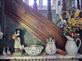 un vase de fleurs posé sur une étagère devant un escalier
