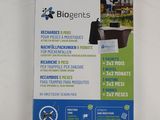 un gros plan sur un lot d'articles posés sur une surface blanche