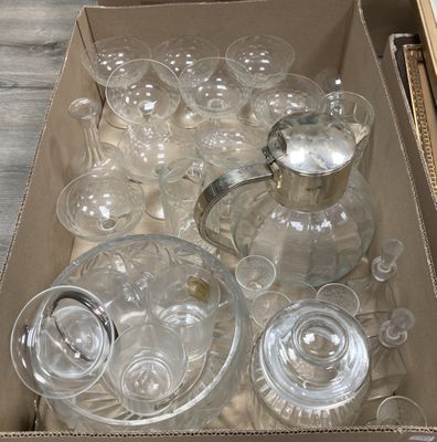 une boîte remplie de verres vides posée sur une table
