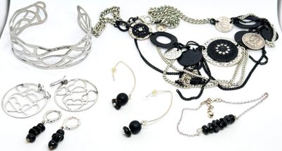 Lot de bijoux fantaisie en métal argenté - 1 collier noir, 1…